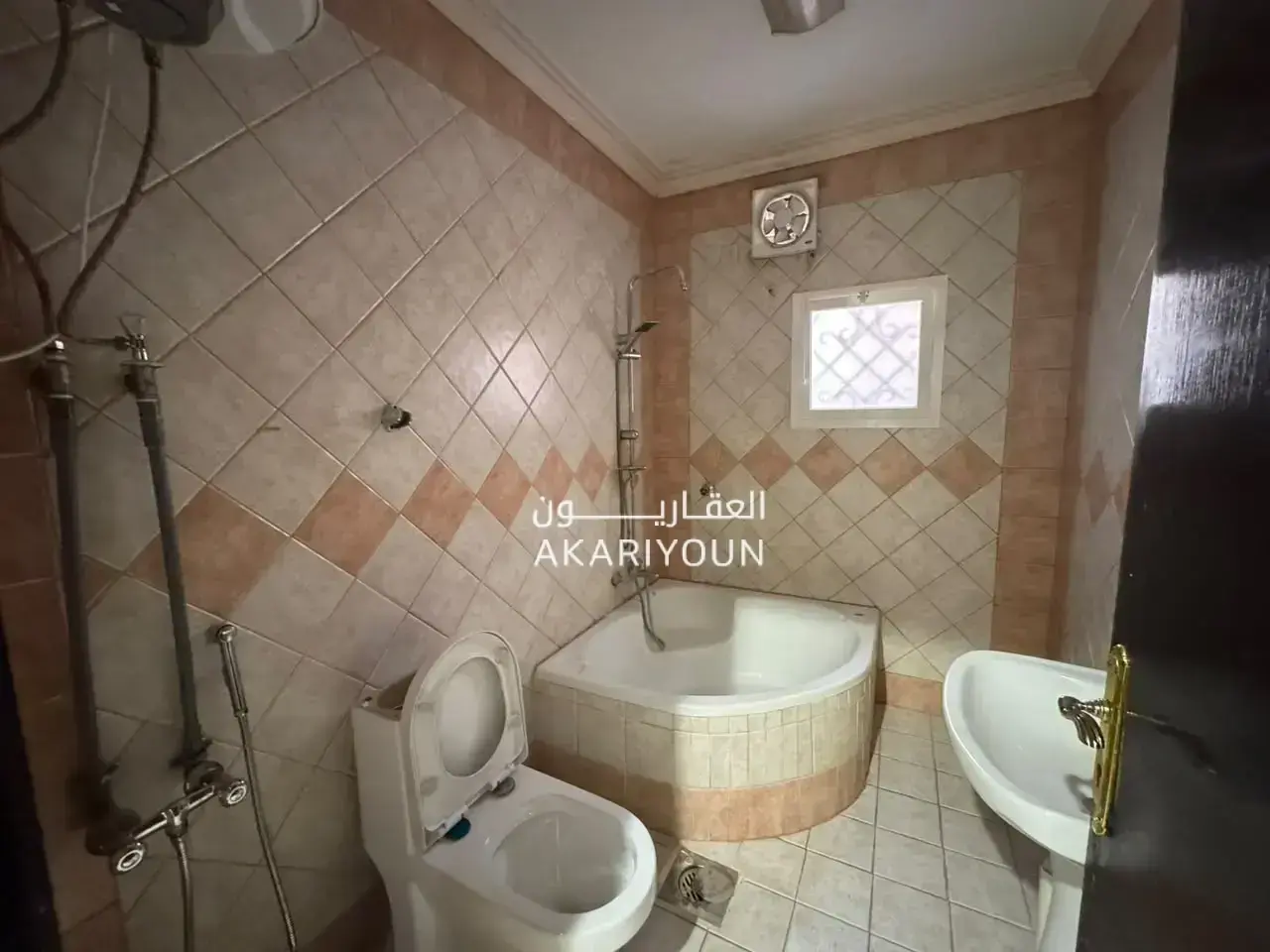 فيلا للبيع في حي الوادي-8